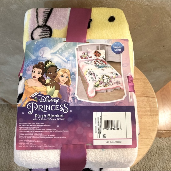 Disney Princess Plush Blanket - Picture 2 of 3